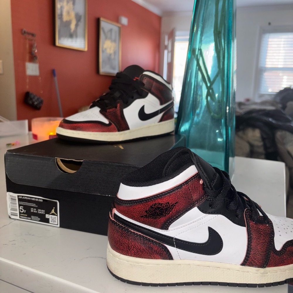 Air Jordan 1s size 5y lightly worn